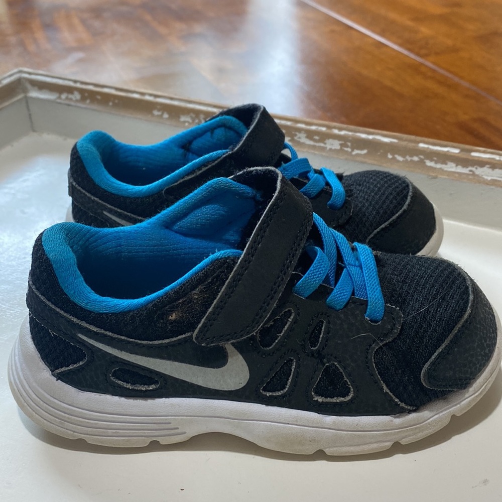 Nike Tennis Shoes - Picture 3 of 3